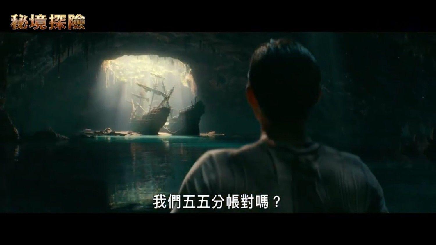 沙滩游玩的女孩们